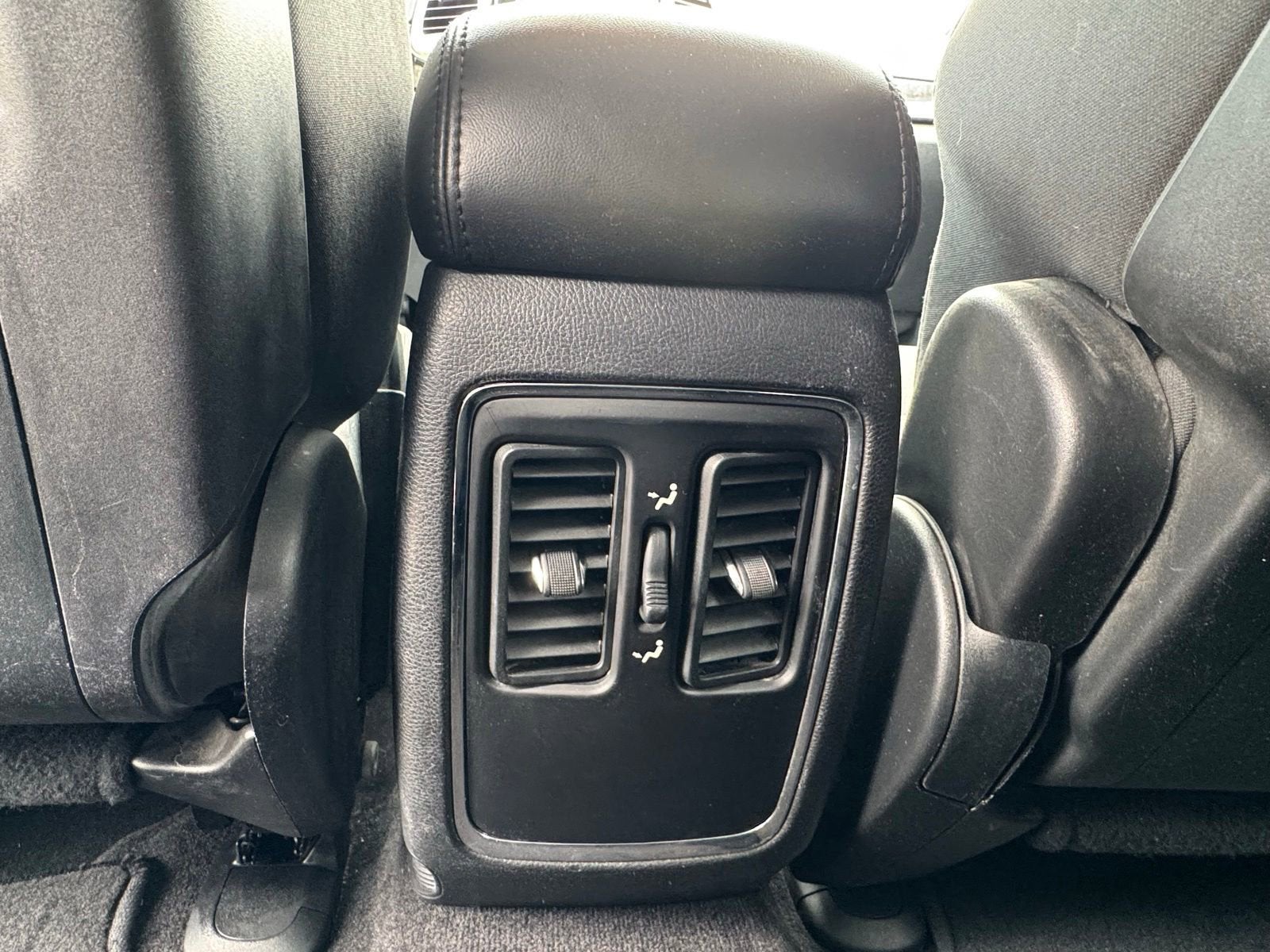 2011 Jeep Grand Cherokee Laredo - Photo 24