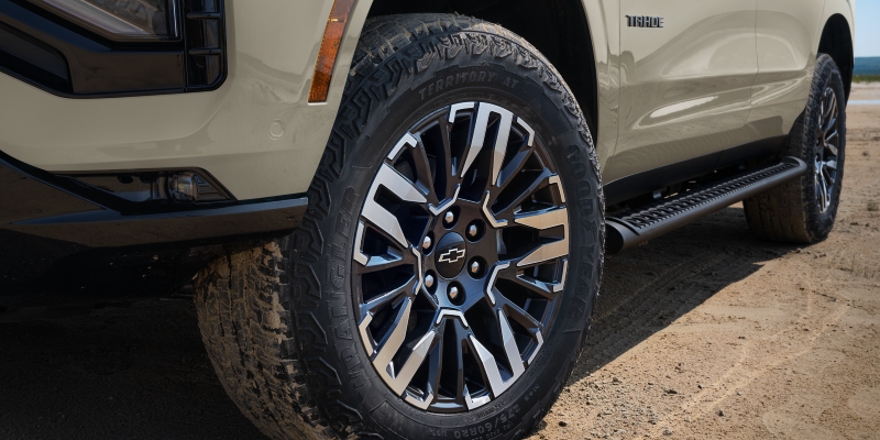 2027 Chevrolet Tahoe Z71 20-inch machined aluminum wheel with 275/60R20 Goodyear Wrangler Territory all-terrain tire and tubular assist step